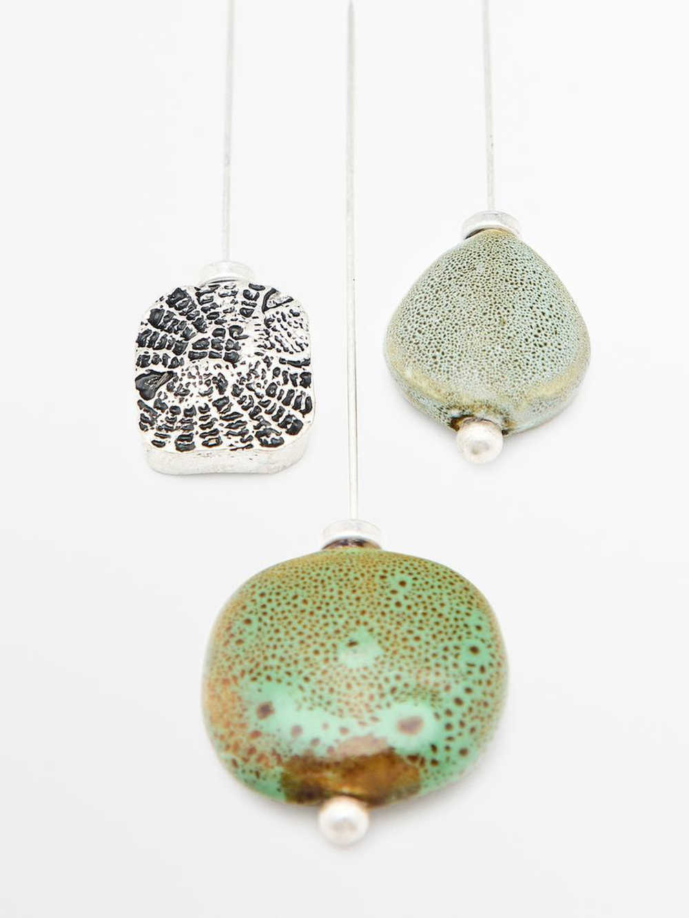 Massimo Dutti Брошь из керамики с рельефным узором и медальоном, серебряный