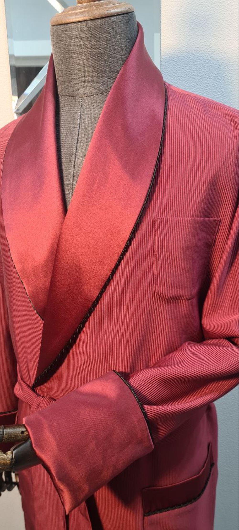 Халат из облегченного жаккарда с атласными бортами