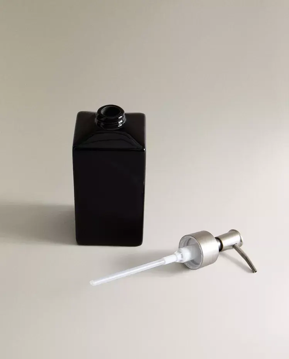 ZARA HOME БЛЕСТЯЩИЙ ДОЗАТОР ДЛЯ МЫЛА ИЗ ФАЯНСА, ЧЕРНЫЙ