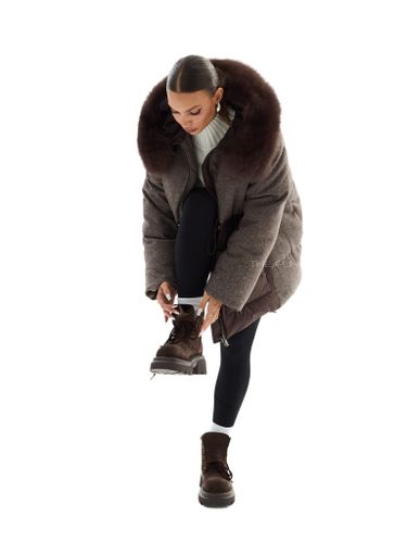 Комбинированный пуховик шоколадного цвета с мехом песца