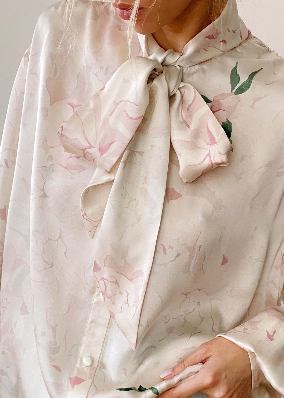 Блуза шелковая с бантом “Peonies”