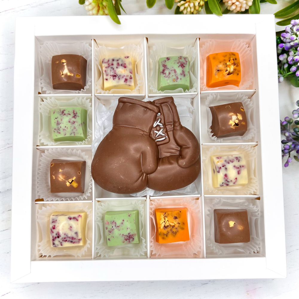 Шоколадный подарок "Боксерские перчатки ": фигурка и 12 конфет ручной работы