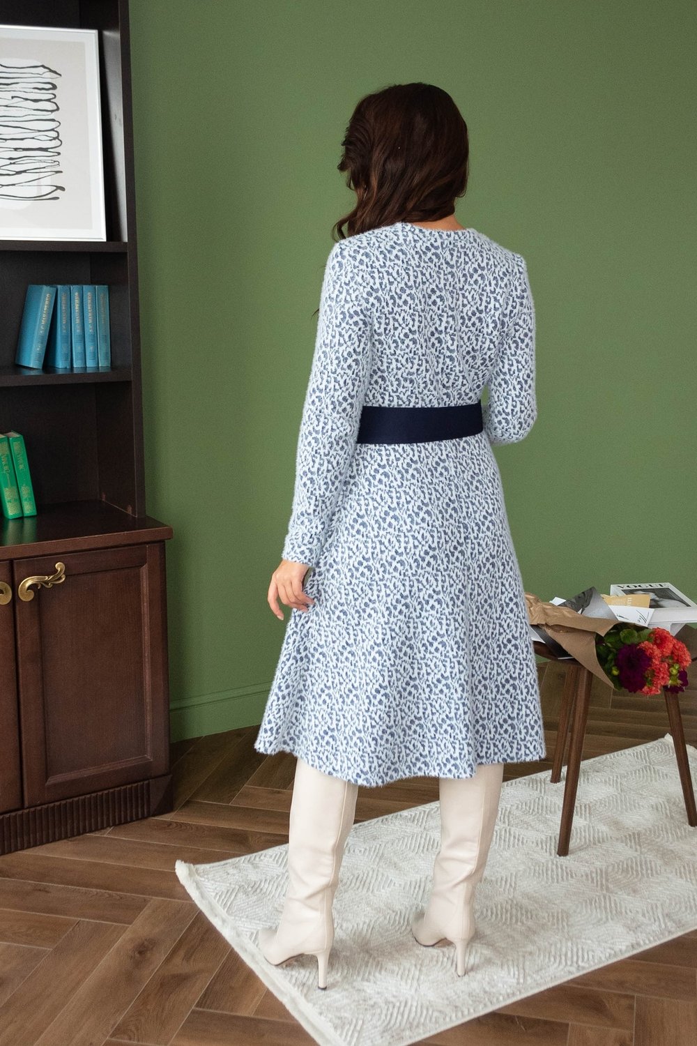 Теплое платье с синим поясом из вискозы