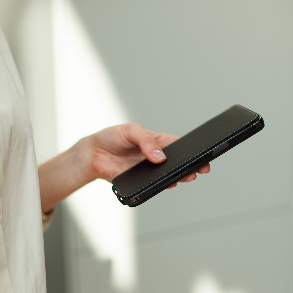 Чехол кожаный для iPhone 14 Pro Max цвета черный