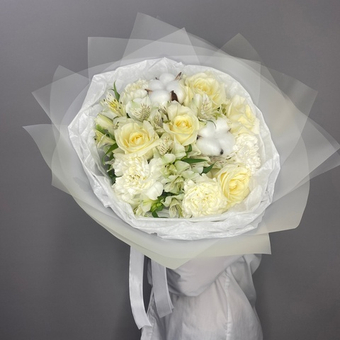 «В облаках» букет с белыми розами, хлопком и диантусами