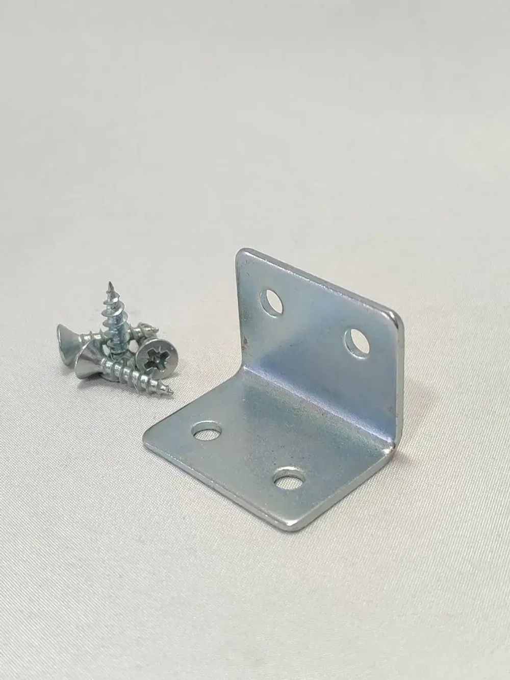 Уголки металлические крепёжные мебельные 23 мм/4штуки