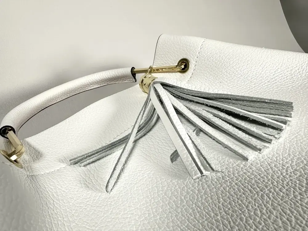 Женская белая сумка из натуральной кожи с металлическими ручками