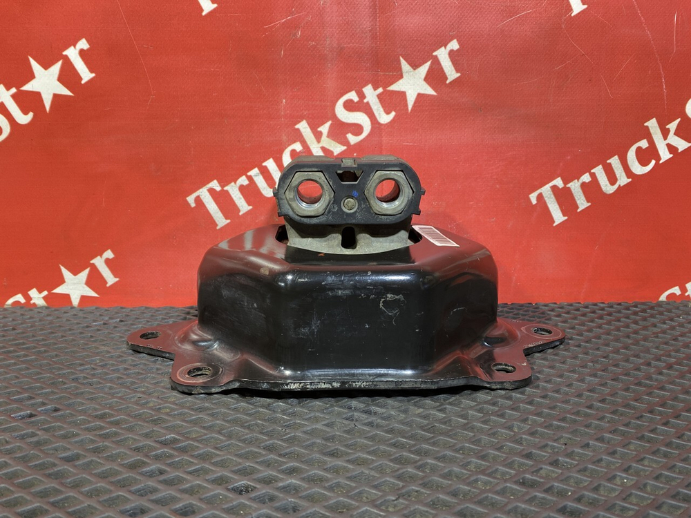 Подушка двигателя задняя 2016г.