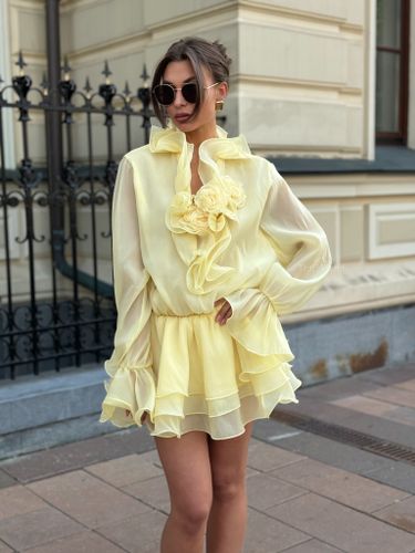 Желтое шифоновое платье-блузка с брошами