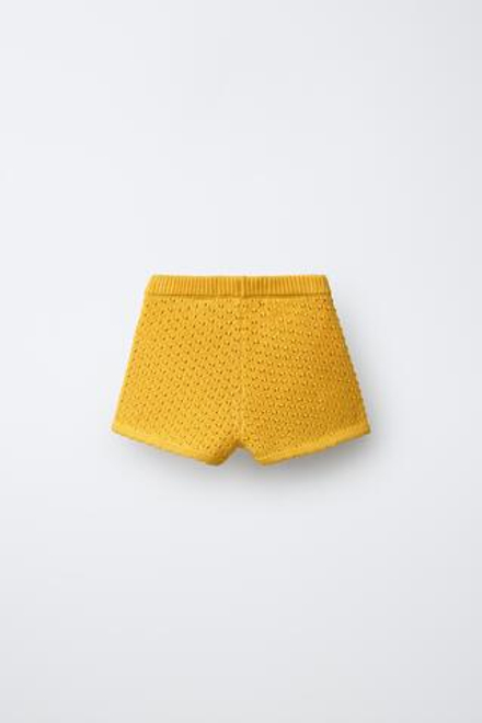 ZARA ТРИКОТАЖНЫЕ ШОРТЫ С ВЫШИТЫМ ЦВЕТКОМ, ЖЕЛТЫЙ