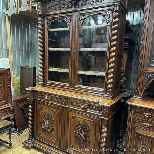 Старинный буфет в охотничьем стиле