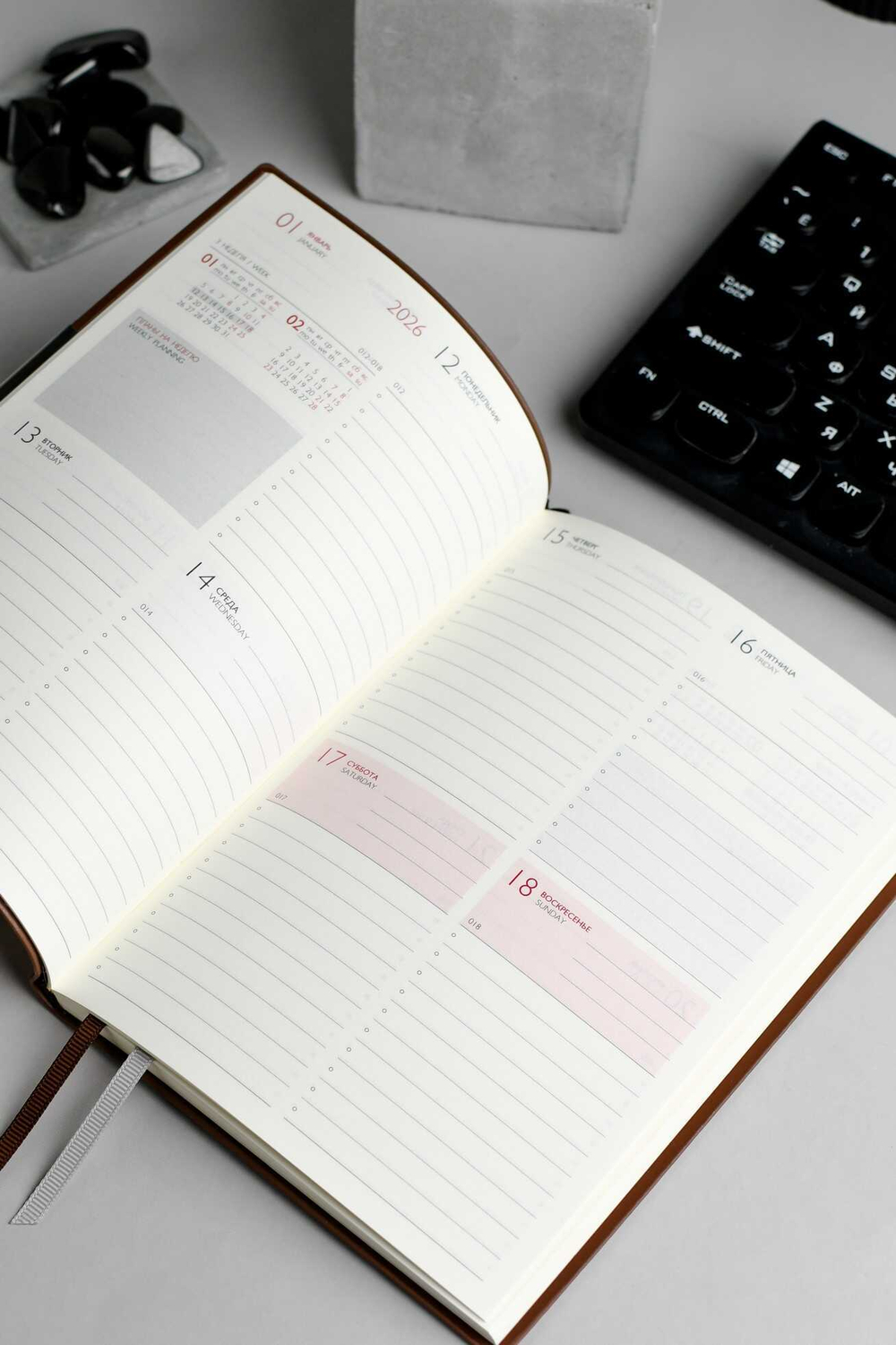 Еженедельник датированный 2026 ESCALADA, А6+, 80 л., арт. 70342/ 20 ШЕВРЕТ ГЛОСС КОРИЧНЕВЫЙ (кожзам: 134х189 мм, мягкий переплёт, запаянный край, материал обложки: искусственная кожа "Шеврет глосс"; декор: тиснение фольгой, металлический шильд по кра