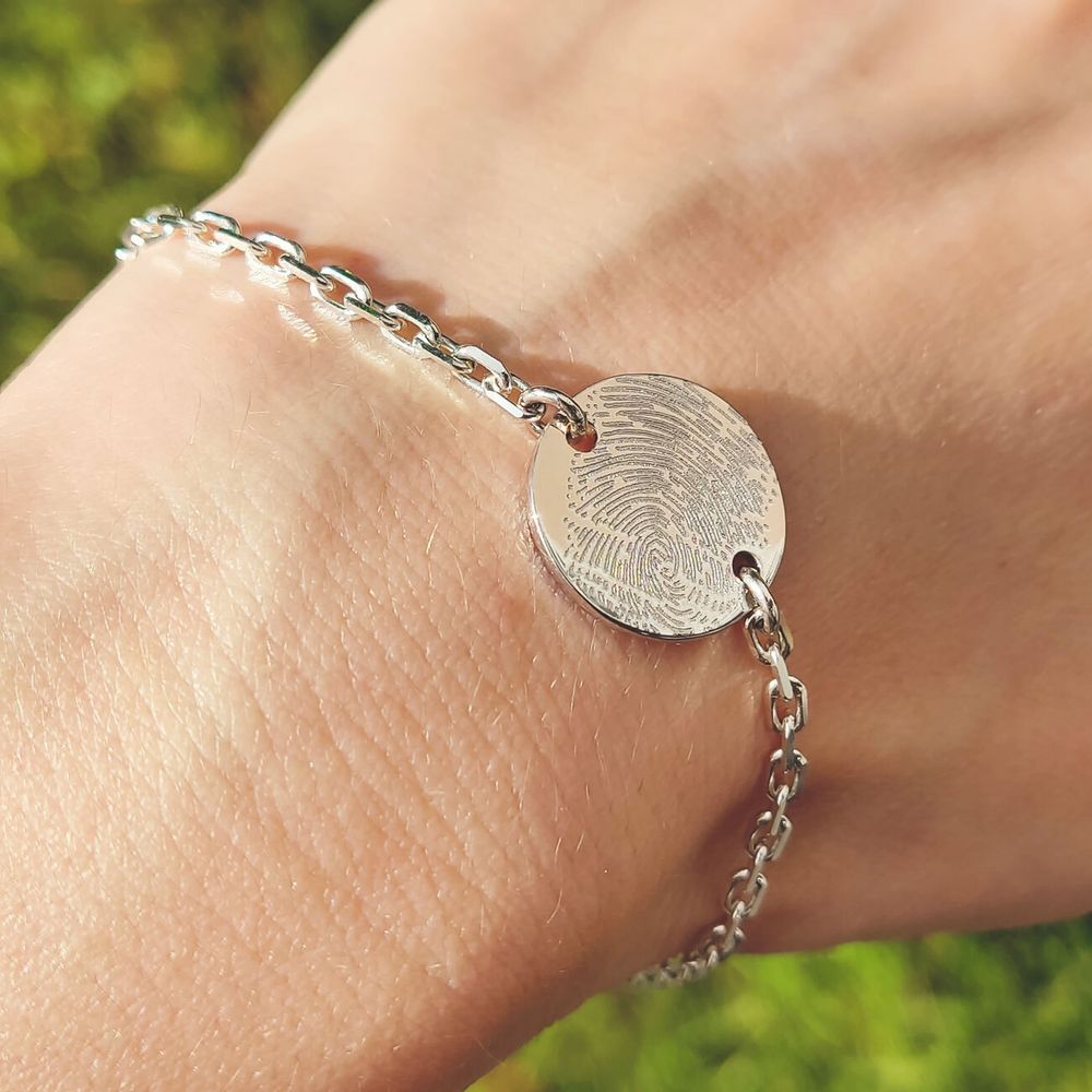 Серебряный браслет монетка с гравировкой отпечатка пальца на заказ