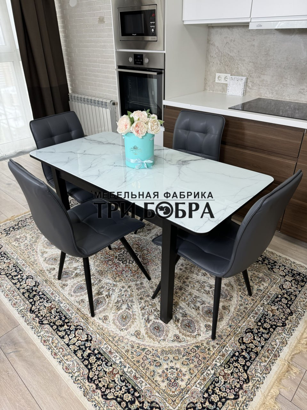 Стеклянный раздвижной стол "Итальянский мрамор" и стулья "ГУЧИ" серый