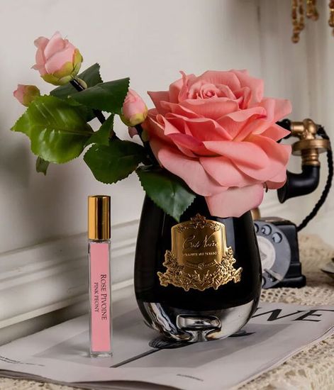 Роза чайная розовая в темной вазе, Cote Noire