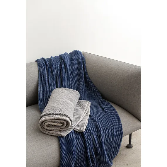 Плед из стираного хлопка темно-синего цвета Essential, 130х180 см