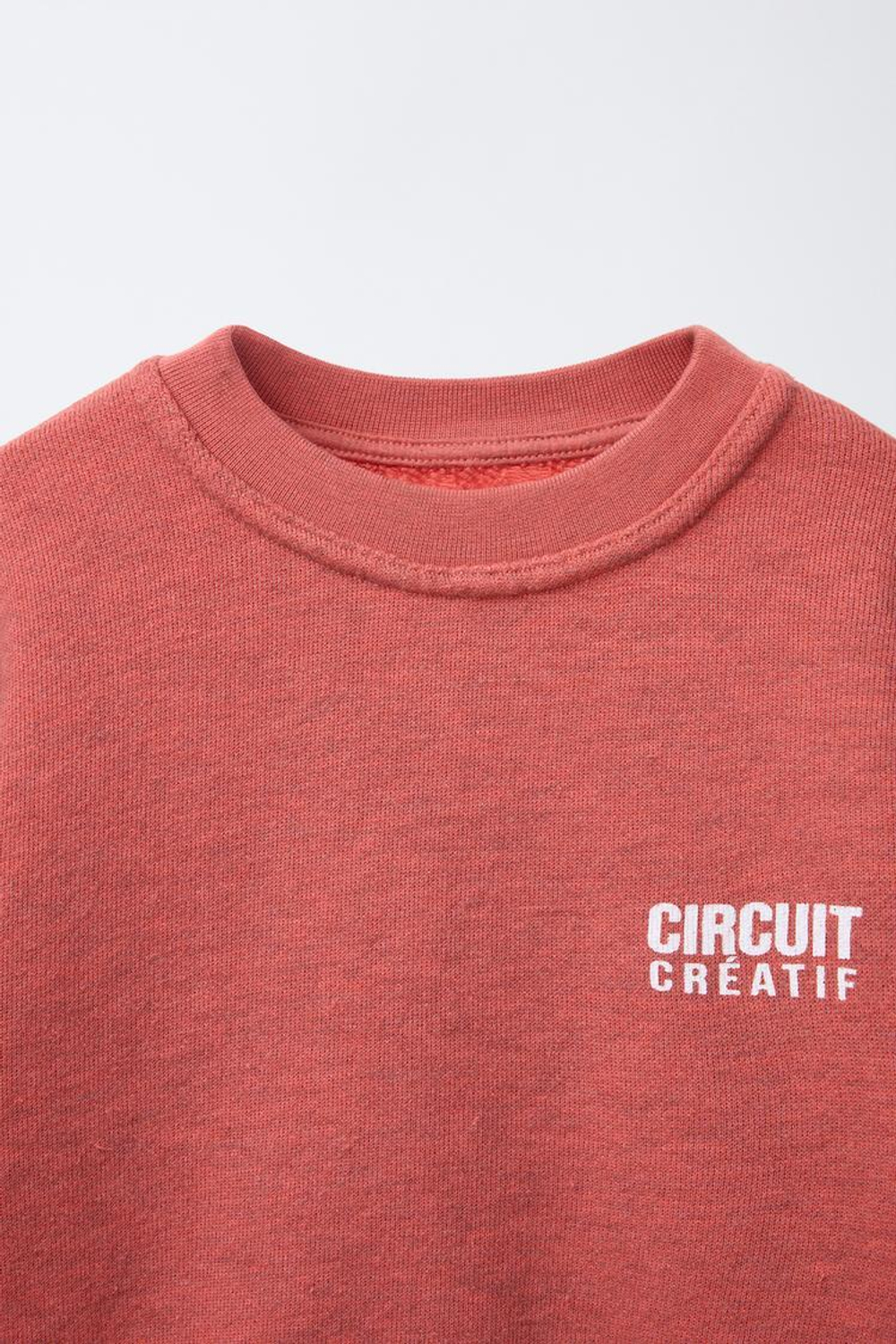 ZARA ТОЛСТОВКА С ЭФФЕКТОМ ПОТЕРТОСТИ И НАДПИСЬЮ, КОРАЛЛОВЫЙ