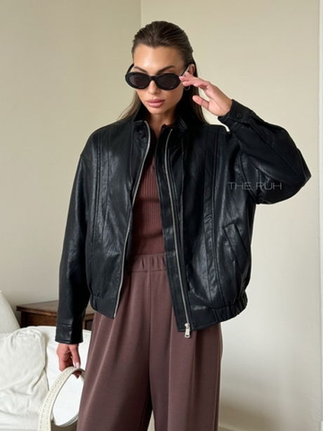 Черная куртка-бомбер из эко-кожи с завязками