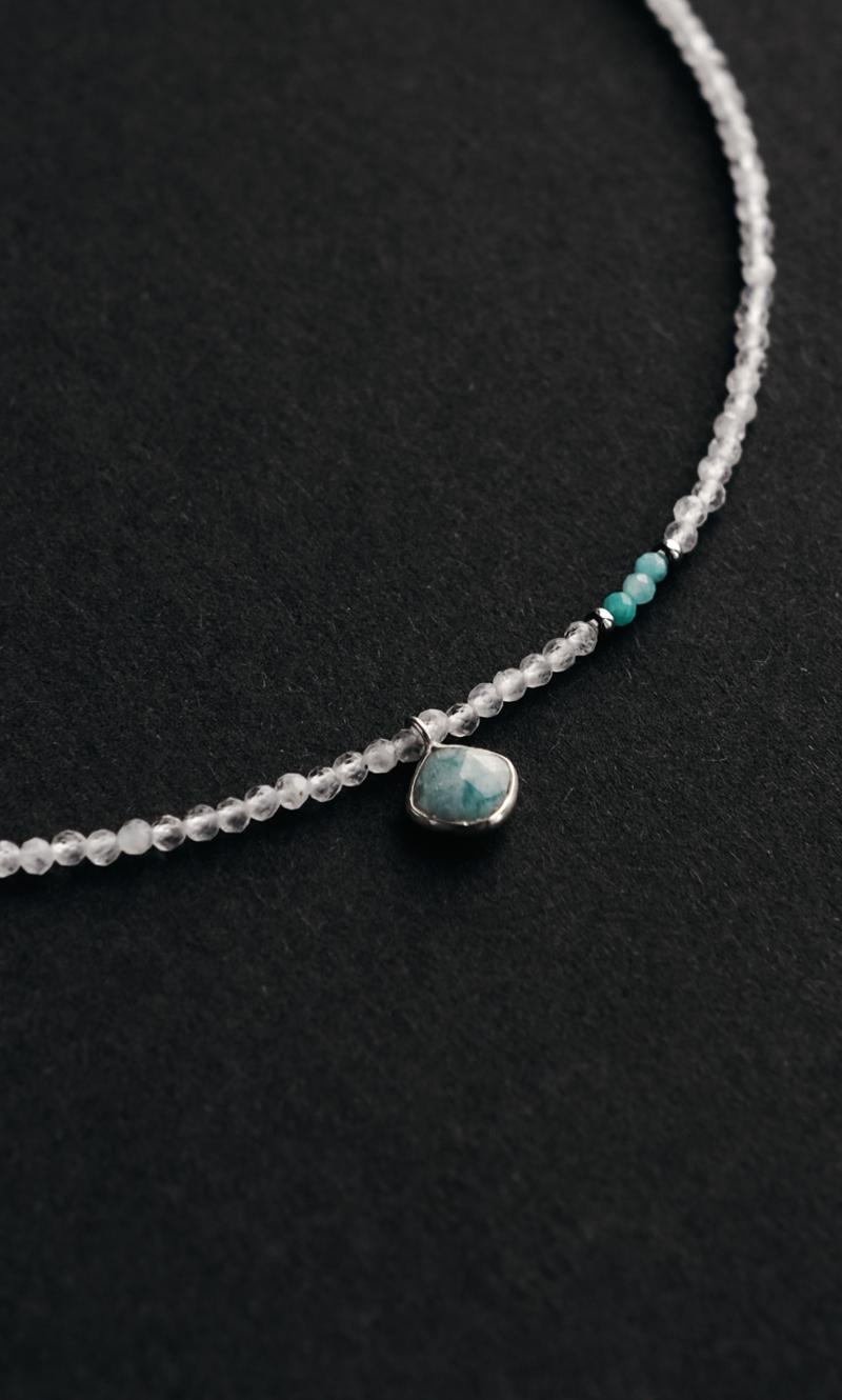 Чокер "Memo Hint" из лунного камня и амазонита, с подвесом из амазонита 35 см