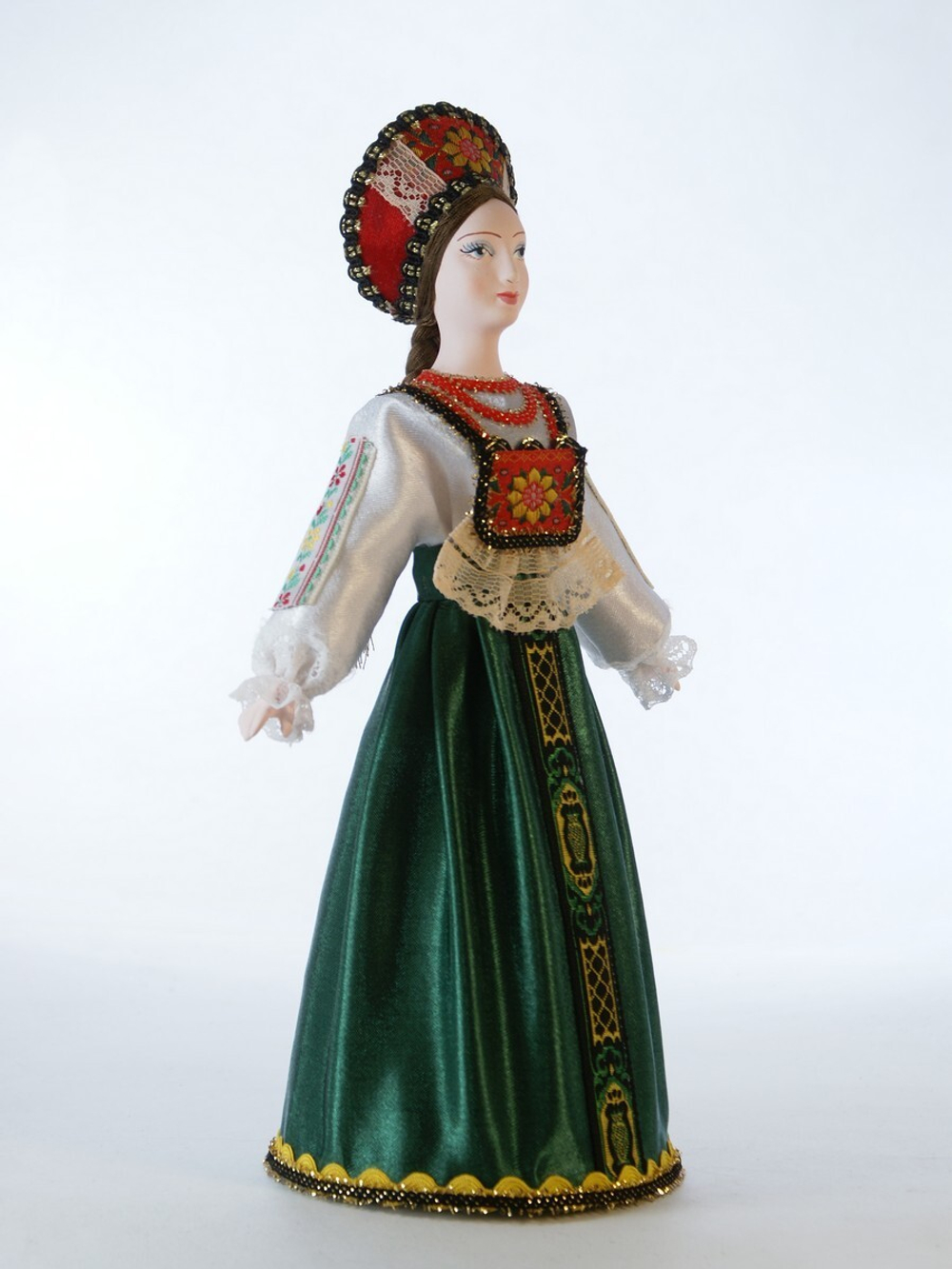 Кукла коллекционная в традиционном девичьем костюме