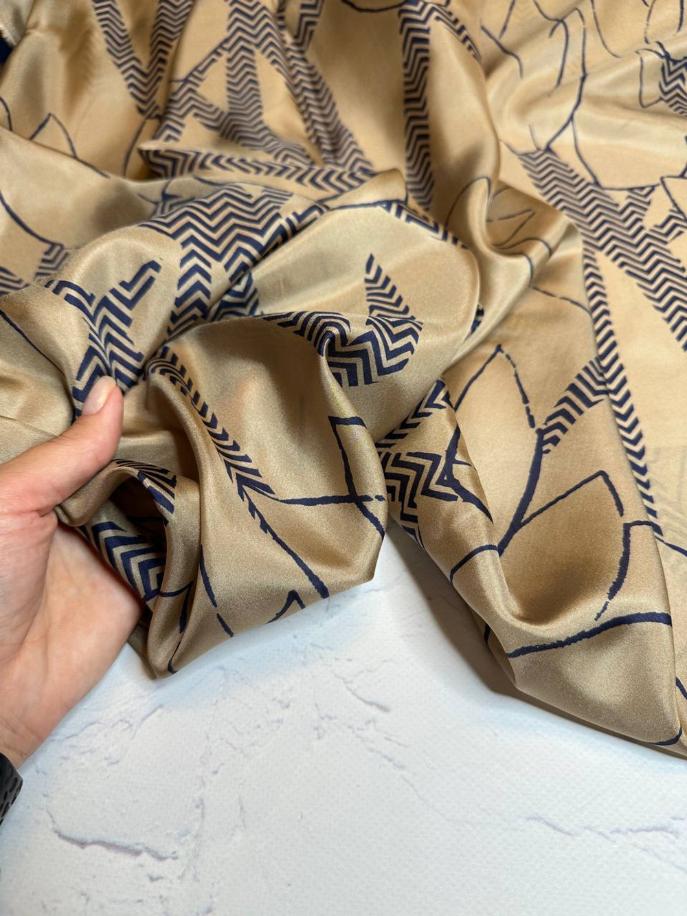 Плательно-блузочный атласный шелк (Max Mara, 100%шелк, Карамельно-бежевый фон/крупные контурные тюльпаны, 138)