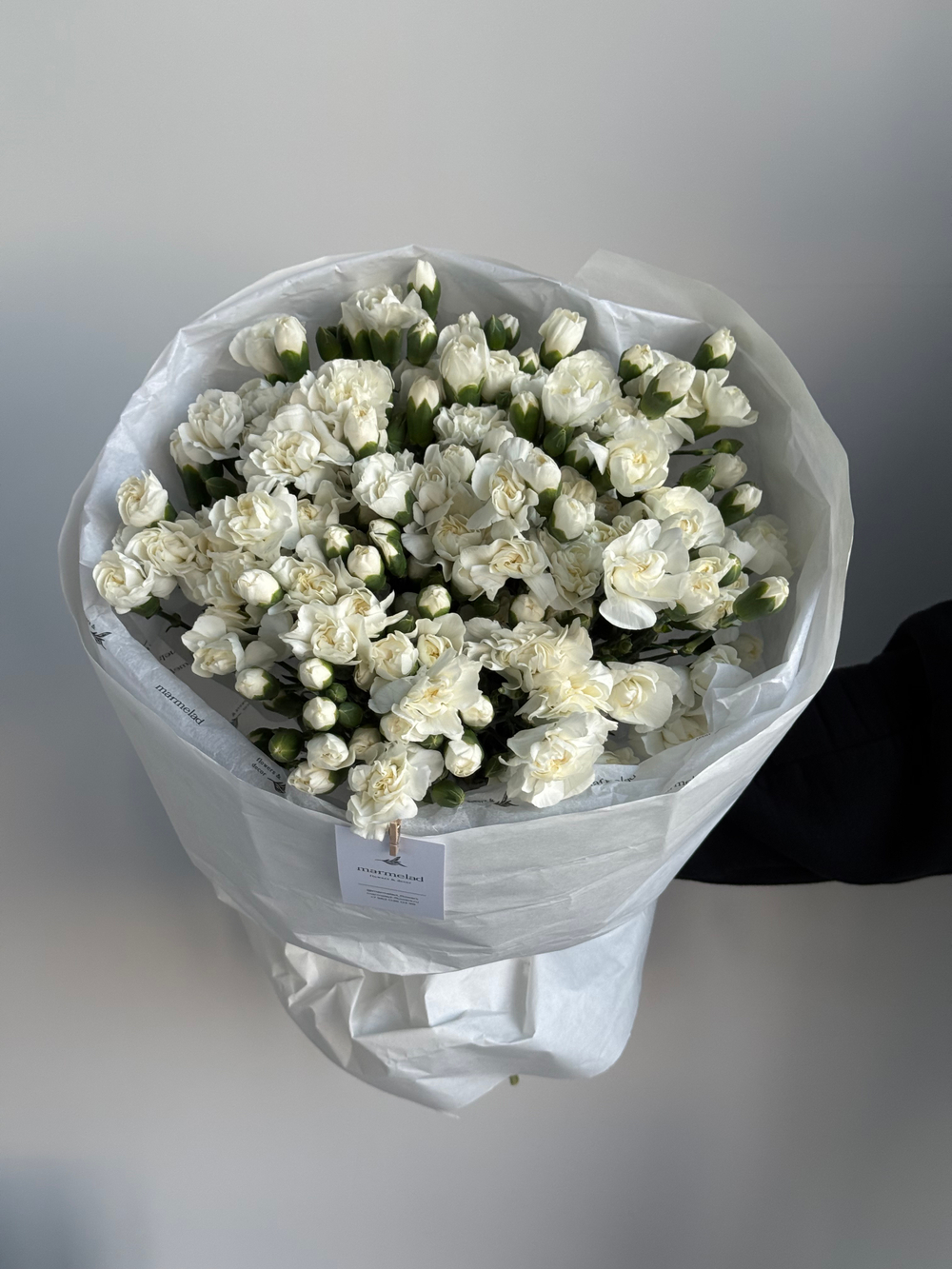 Моно букет из кустовых диантусов в белом оттенке 51 шт