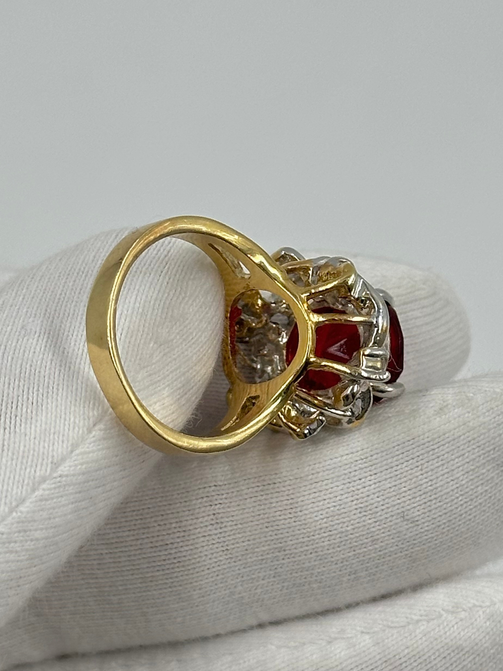 Кольцо с красным кристаллом