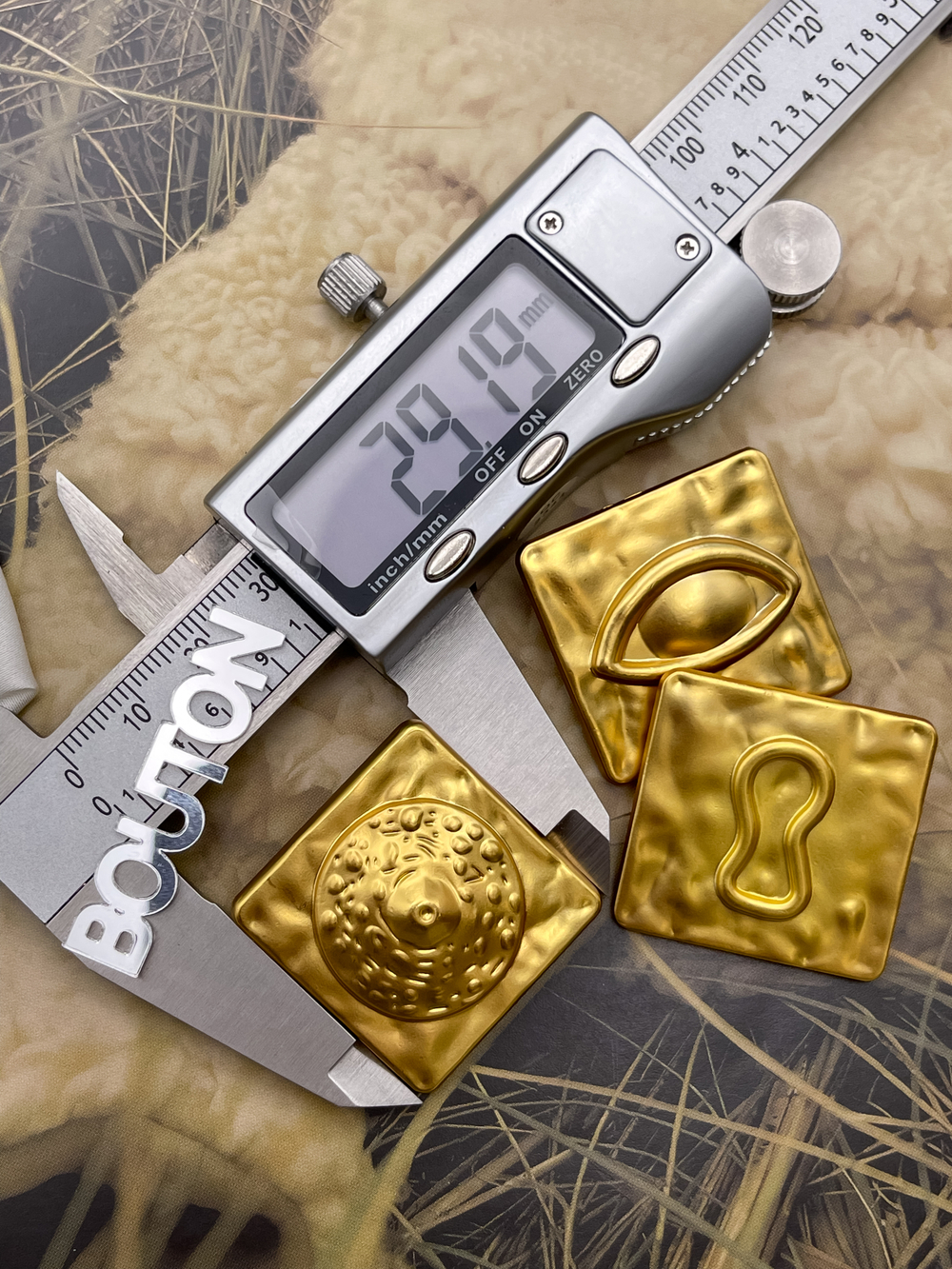 Пуговицы Скиапар. квадратные матовое золото "Замочная скважина"