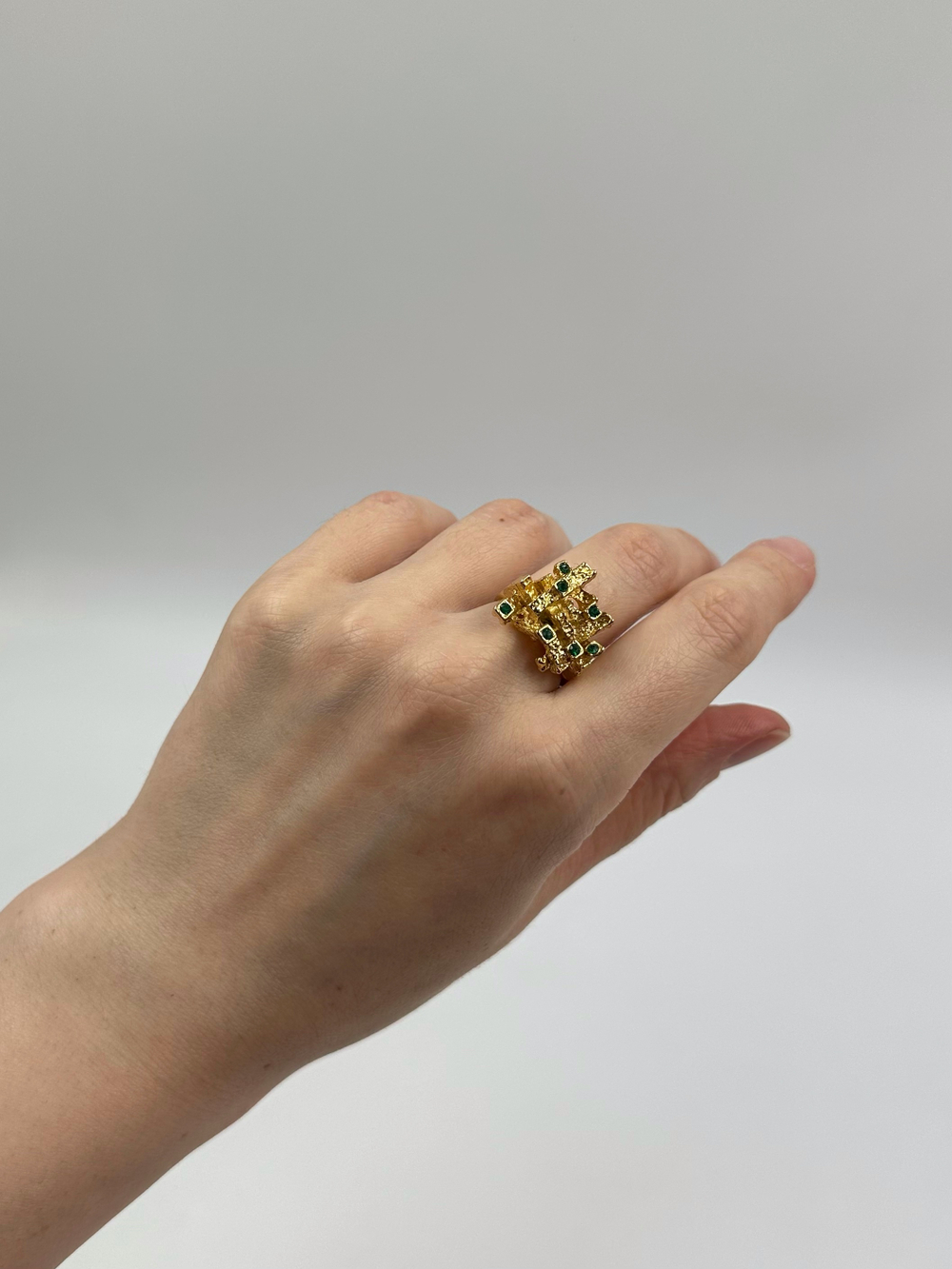 Кольцо с зелёными кристаллами