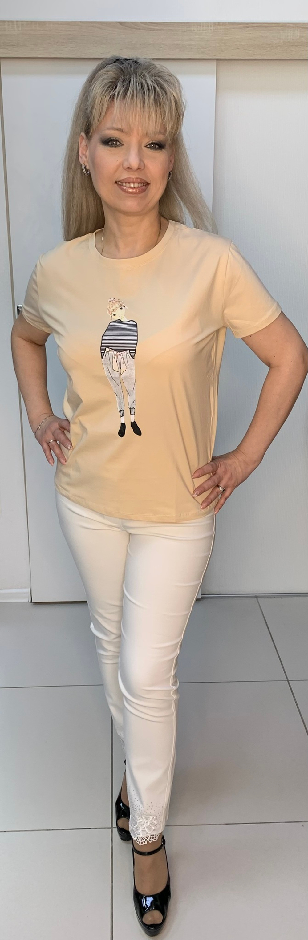 Белые брюки на резинке со стразовым украшением