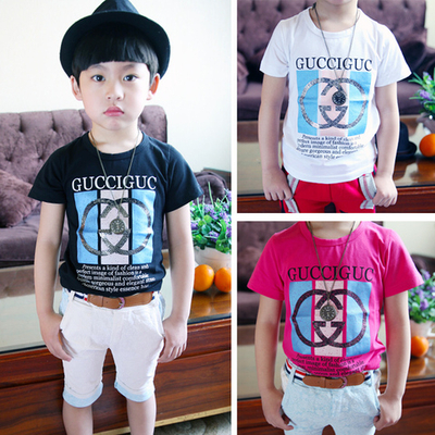 Футболка с разноцветным принтом и надписями