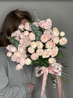 Букет пионовидные розы с озотамнусом