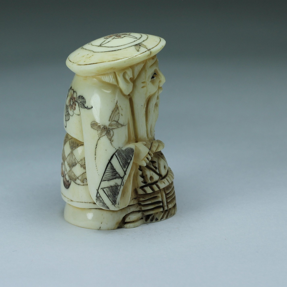 Нэцкэ Дзюродзин в круглой шапке с корзиной рыбы