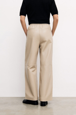 Брюки на резинке бежевого цвета