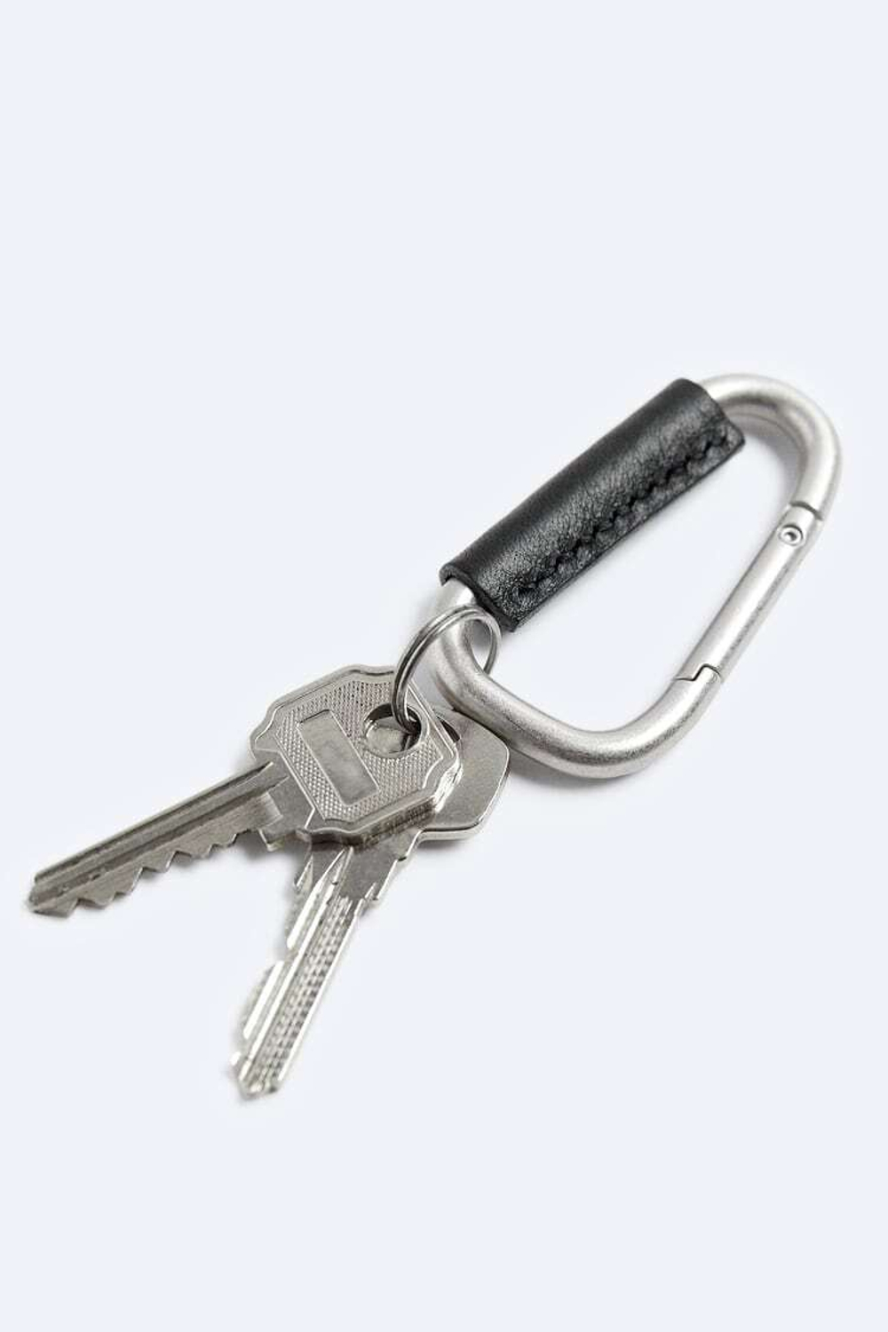 ZARA БРЕЛОК ДЛЯ КЛЮЧЕЙ С ЗАСТЕЖКОЙ-КАРАБИНОМ, ЧЕРНЫЙ