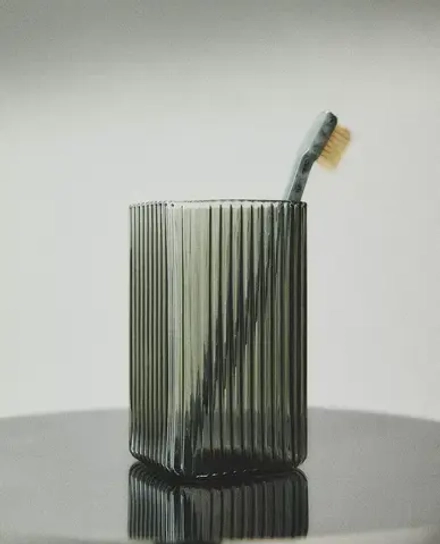 ZARA HOME СТАКАН ДЛЯ ЗУБНЫХ ЩЕТОК ИЗ ТЕРМОСТОЙКОГО СТЕКЛА, СЕРЫЙ