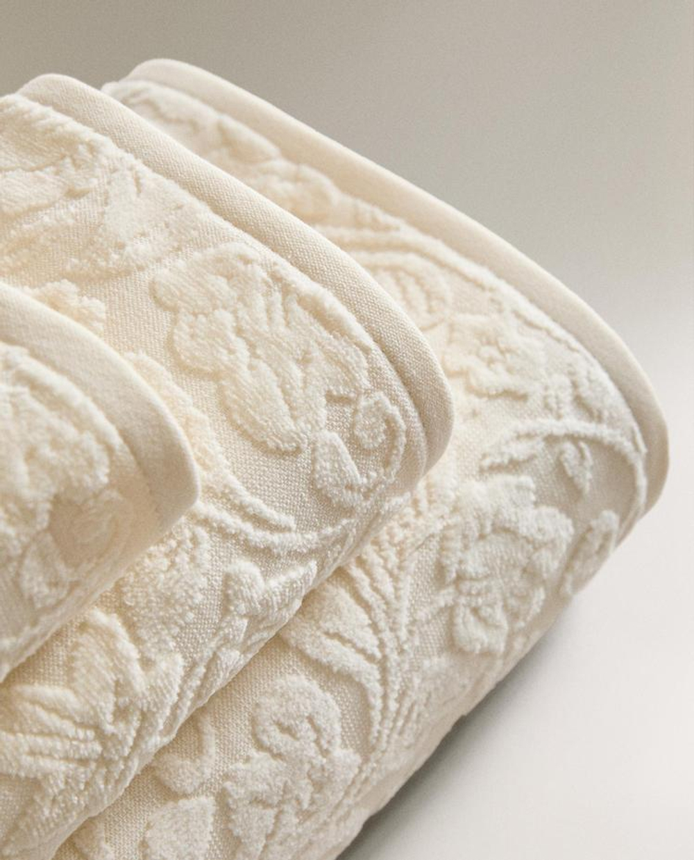 ZARA HOME БАННОЕ ПОЛОТЕНЦЕ С ЦВЕТОЧНЫМ УЗОРОМ, ЦВЕТ СЛОНОВОЙ КОСТИ
