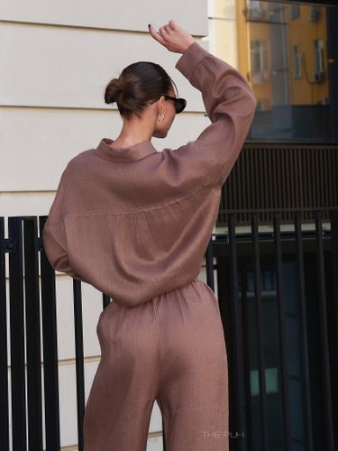 Коричневый льняной брючный костюм с необработанными краями