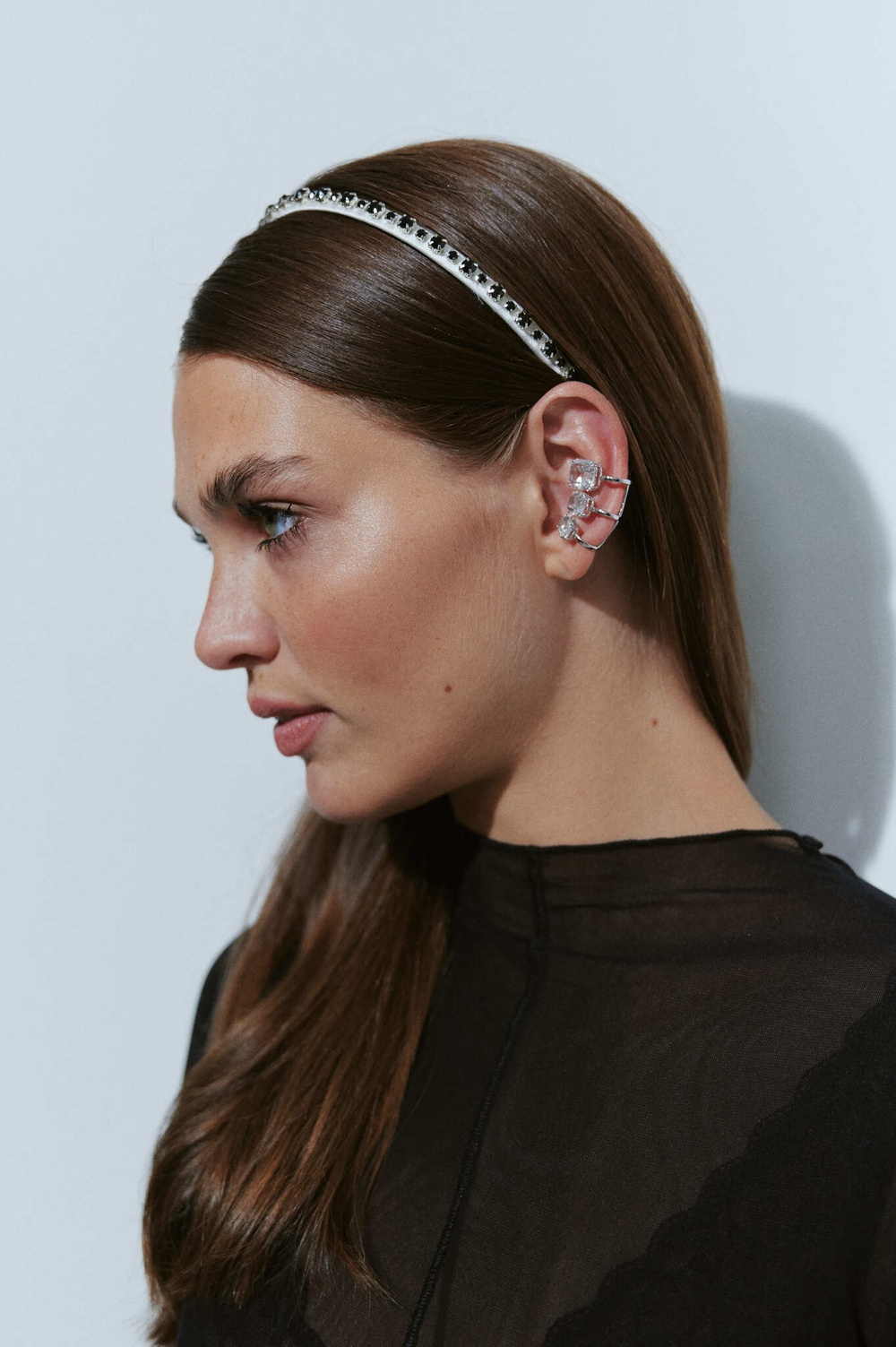 Белый ободок с черными камнями