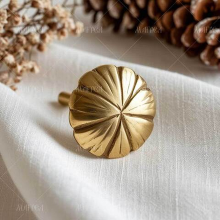 Ручка латунная мебельная кноб Ромашка