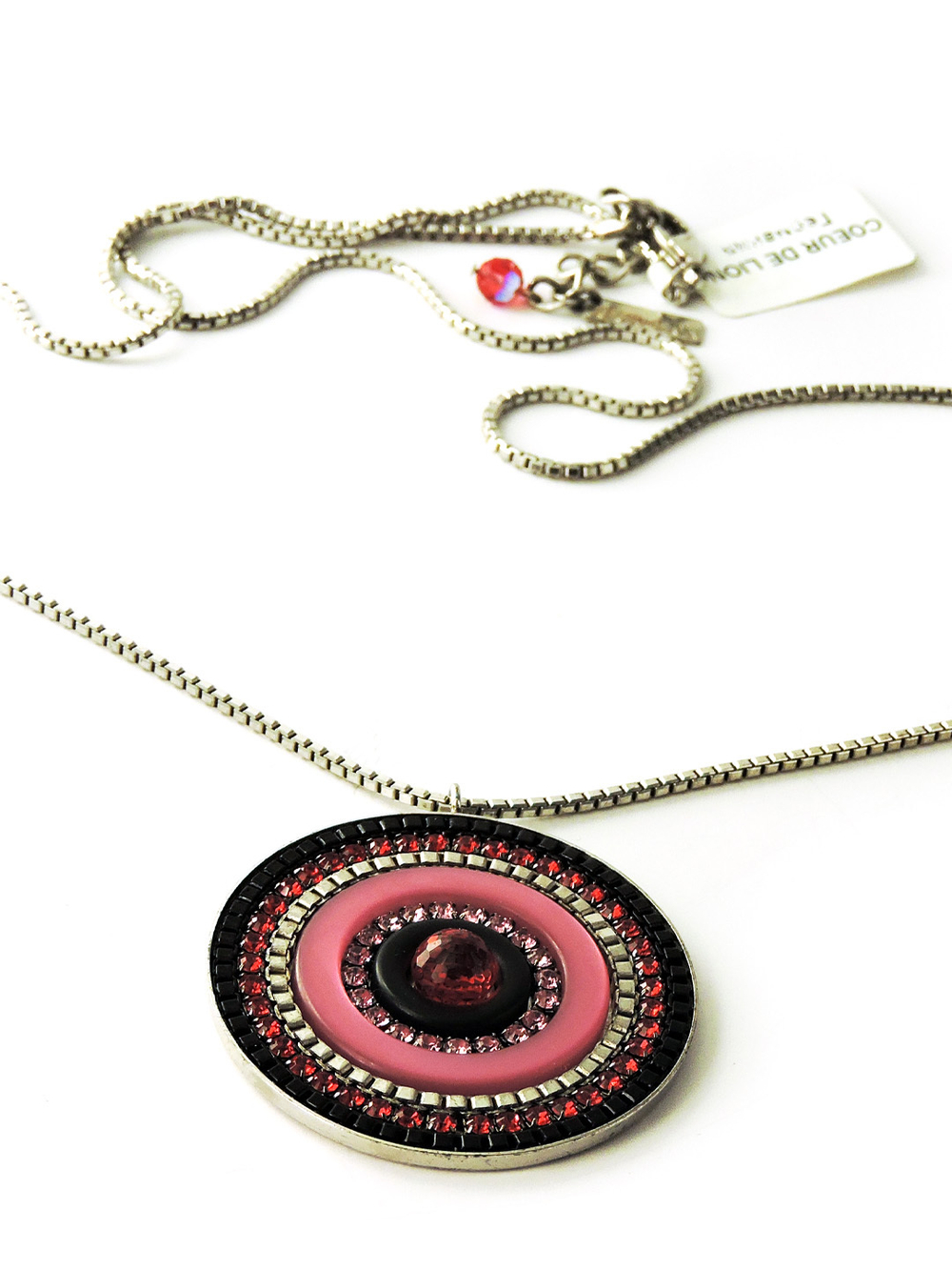 3848 Coeur de Lion – длинное колье с крупным кулоном в розово-рубиновой гамме и кристаллами Сваровски.