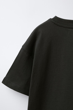 ZARA ФУТБОЛКА С НЕОНОВОЙ НАДПИСЬЮ, ТЕМНЫЙ АНТРАЦИТ