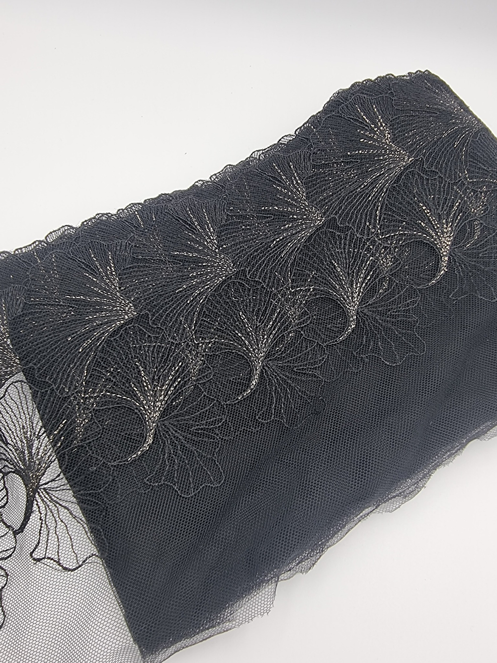 Вышивка на сетке чёрный/золото К734 левая