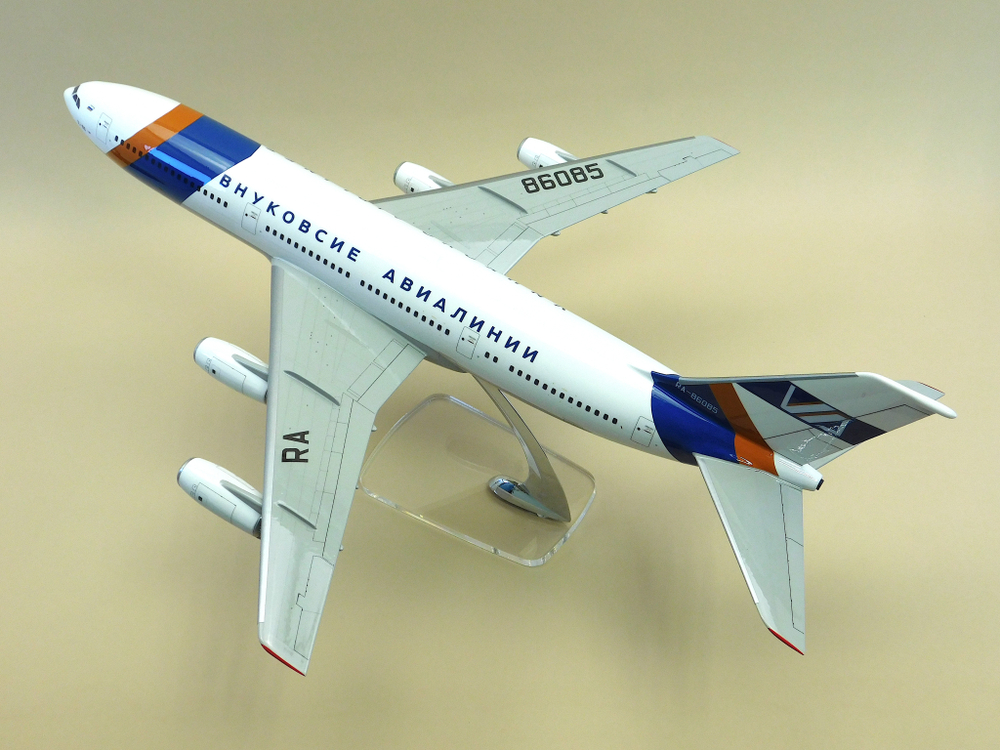 Модель самолета Ил-86 (М1:100, Внуковские авиалинии)