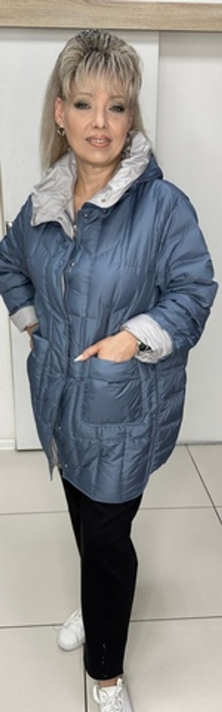 Голубая удлиненная куртка с серой отделкой капюшона