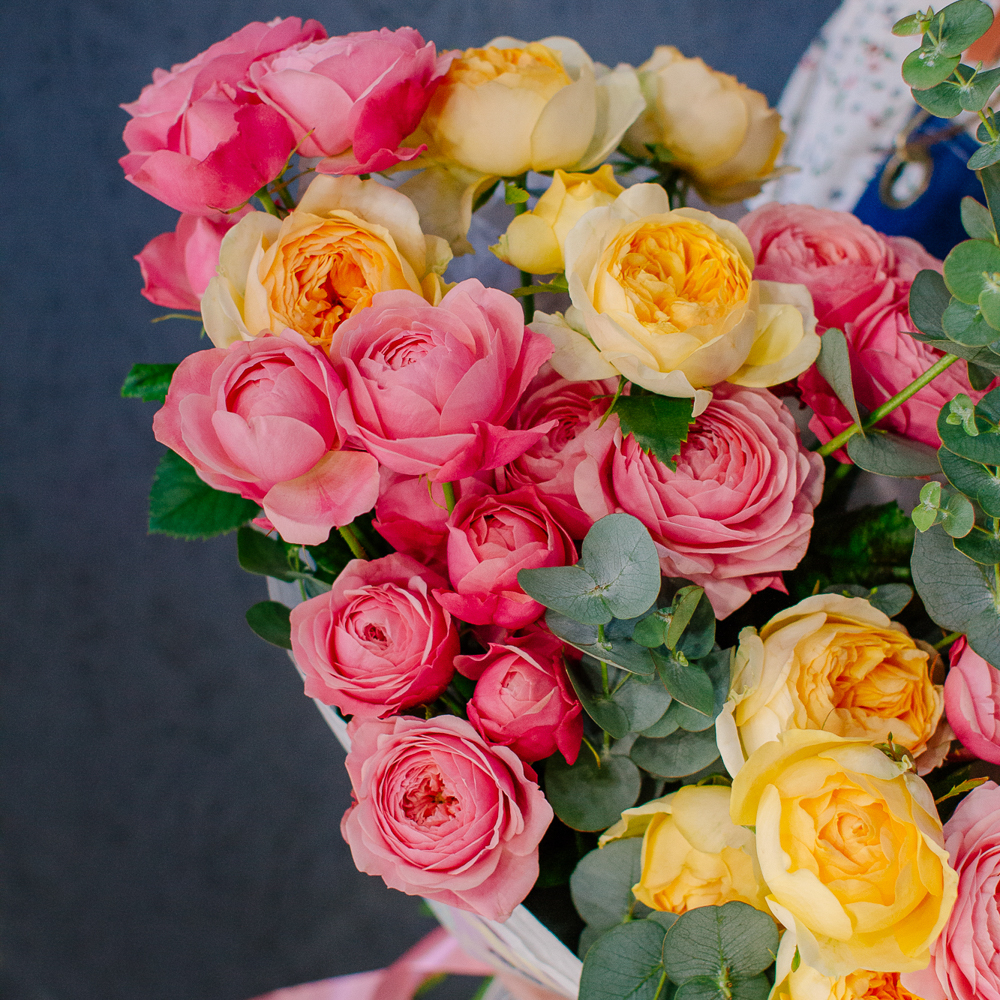 144. Акварельный букет-микс из кустовых пионовидных роз