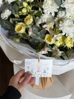 Букет из кустовой пионовидной розы, альстромерии, эвкалипта и хризантемы