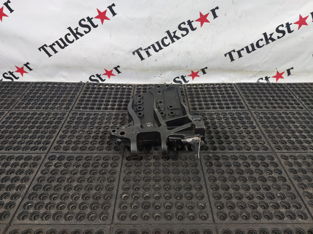 Кронштейн переднего бампера правый