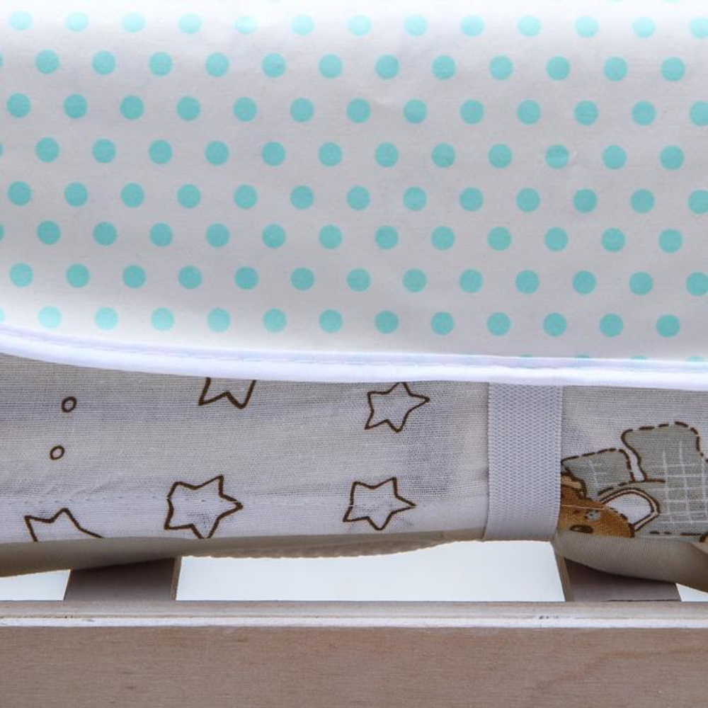 6853743 Клеёнка-наматрасник с резинками-держателями. С рисунком «Бирюзовый горошек»