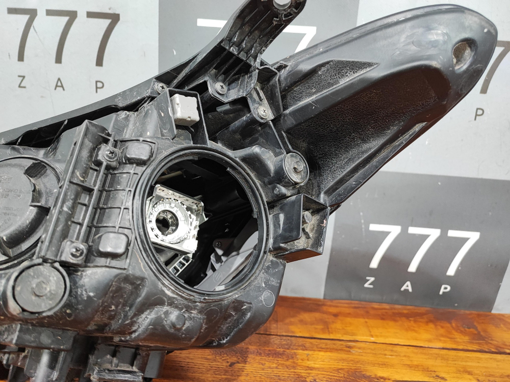 Фара правая ксенон Hyundai Santa Fe 3 (DM) 15-18 Б/У Оригинал 921042W600